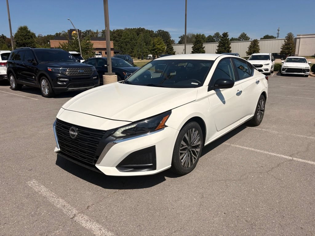 Used 2025 Nissan Altima 2.5 SV FWD image 3
