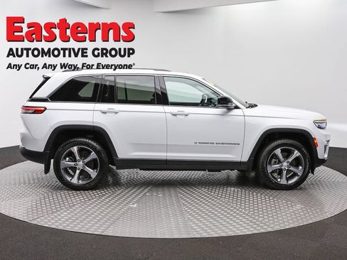 Used 2022 Jeep Grand Cherokee Limited 4xe w/ MOPAR Finishing Package AWD/4WD image 4