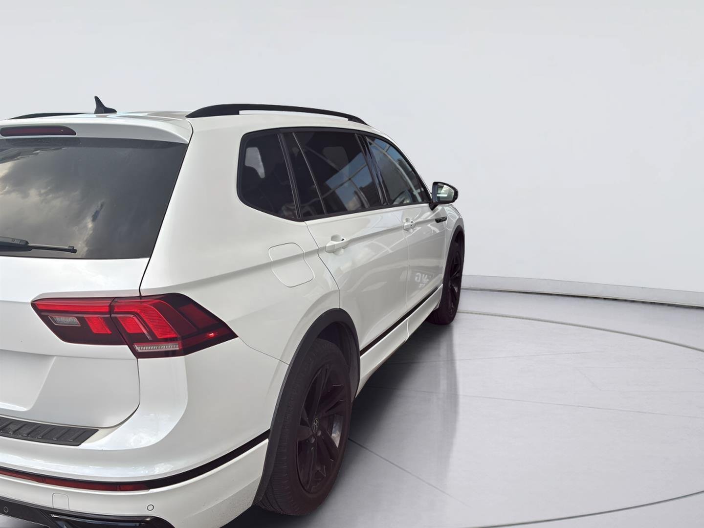 Used 2024 Volkswagen Tiguan SE R-Line FWD image 3