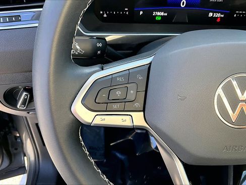 Used 2023 Volkswagen Tiguan SE w/ Panoramic Sunroof Package image 24