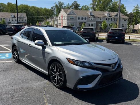 Used 2023 Toyota Camry SE w/ Convenience Package FWD image 3