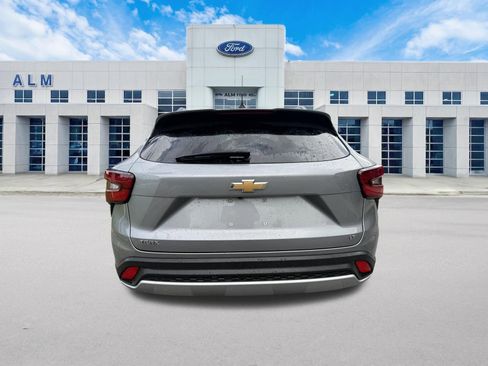 Used 2025 Chevrolet Trax LT w/ LT Convenience Package FWD image 8