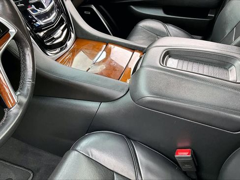 Used 2020 Cadillac Escalade Luxury w/ Escalade Sport Edition image 17