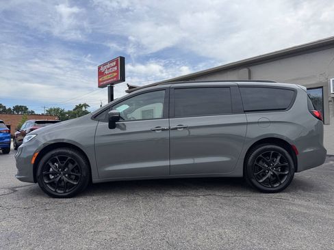Used 2023 Chrysler Pacifica Touring-L w/ S Appearance Package AWD/4WD image 5