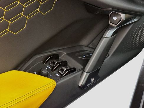 Used 2024 Lamborghini Revuelto AWD/4WD image 18