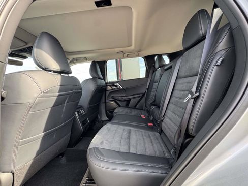 New 2025 Mitsubishi Outlander SE image 11