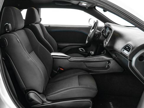 Used 2015 Dodge Challenger SXT image 29