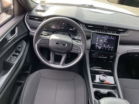 Used 2025 Jeep Grand Cherokee Laredo X image 19