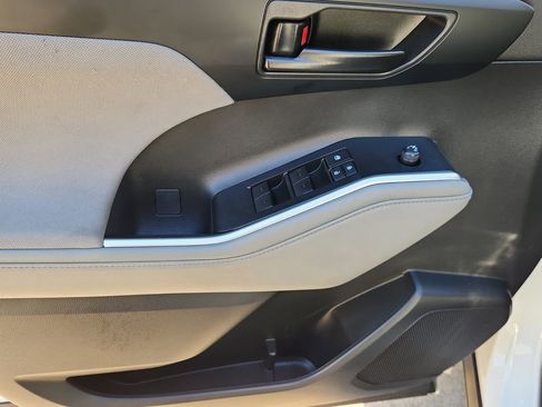 Used 2023 Toyota Highlander L image 12