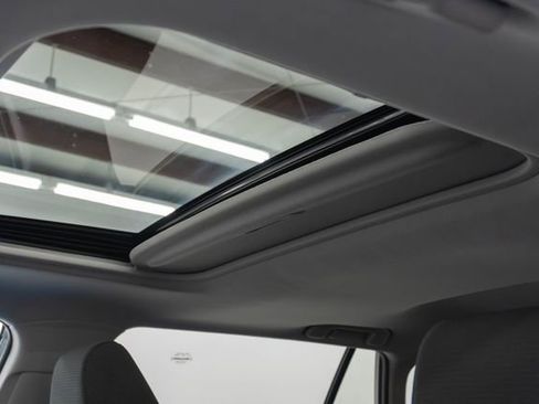 Used 2021 Toyota RAV4 XLE w/ Convenience Package FWD image 4