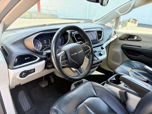 Used 2017 Chrysler Pacifica Touring-L Plus FWD image 13