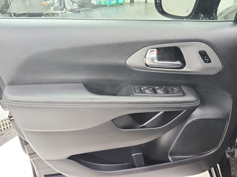 Used 2025 Chrysler Pacifica Select FWD image 38