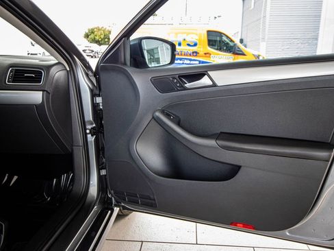 Used 2017 Volkswagen Jetta SE image 20
