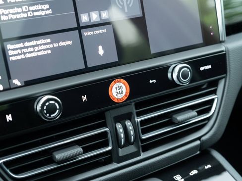 Certified 2025 Porsche Macan image 22