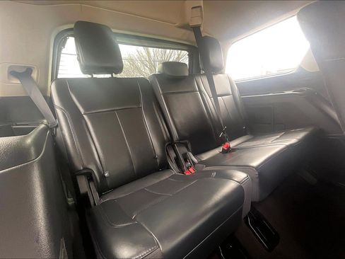 Used 2024 Ford Expedition XLT image 32