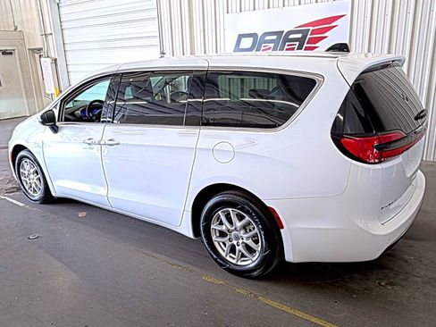 Used 2023 Chrysler Pacifica Touring-L FWD image 4