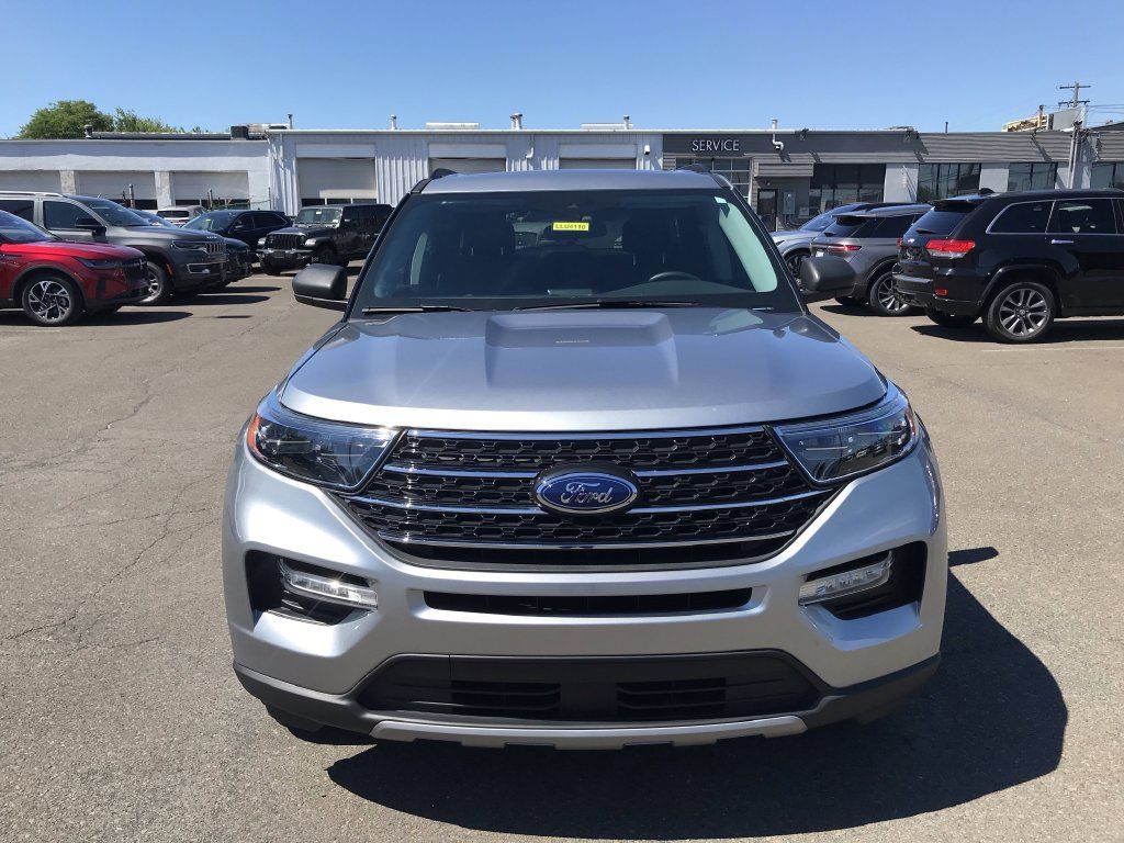 Used 2024 Ford Explorer XLT w/ Equipment Group 202A AWD/4WD image 8