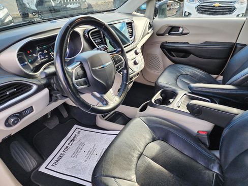 Used 2021 Chrysler Pacifica Touring-L image 8