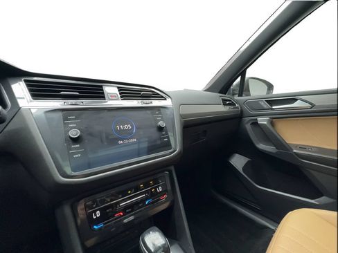 Used 2022 Volkswagen Tiguan SE w/ Panoramic Sunroof Package AWD/4WD image 43