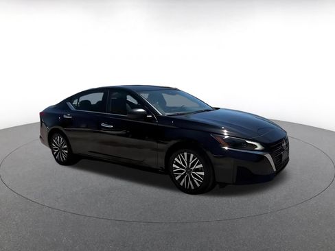 Used 2025 Nissan Altima 2.5 SV FWD image 2