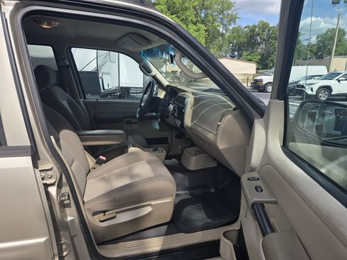 Used 2005 Ford Explorer Sport Trac XLS AWD/4WD image 23