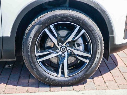 Used 2025 Volvo XC40 B5 Core AWD/4WD image 11