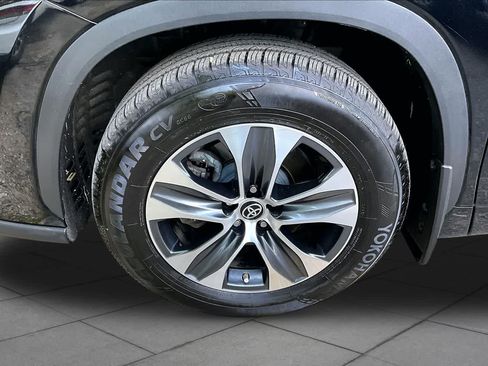 Used 2023 Toyota Highlander XLE AWD/4WD image 11