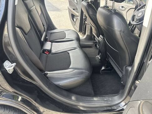 Used 2018 Jeep Compass Latitude FWD image 11