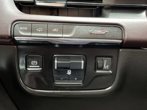 Used 2024 Cadillac Escalade ESV V w/ LPO, ONYX Package AWD/4WD image 33