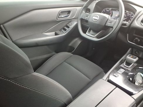 Used 2025 Nissan Rogue S image 9