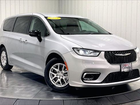 Used 2024 Chrysler Pacifica Touring-L FWD image 3