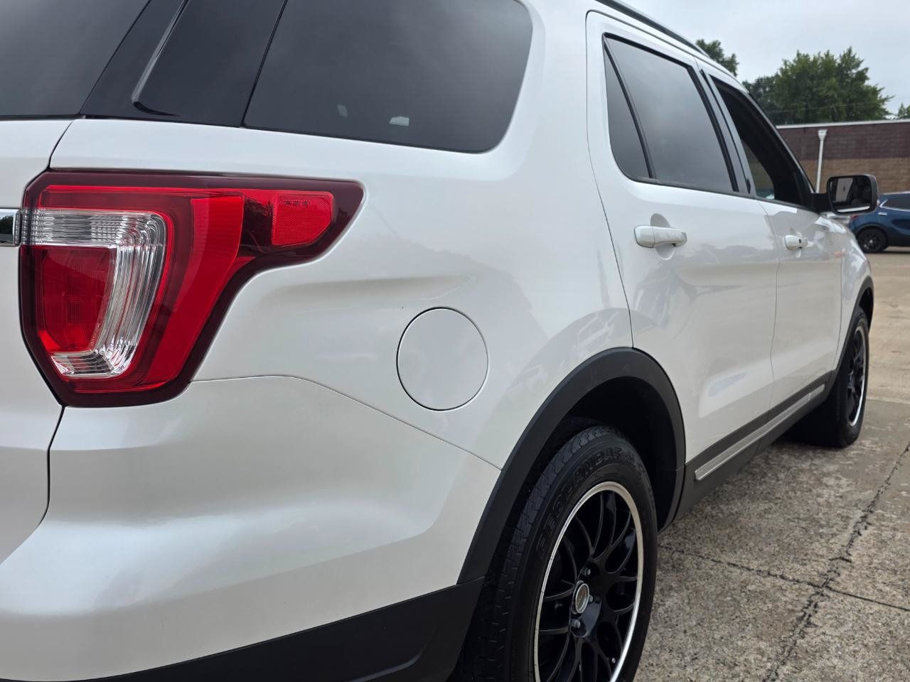 Used 2018 Ford Explorer XLT w/ Equipment Group 201A FWD image 18