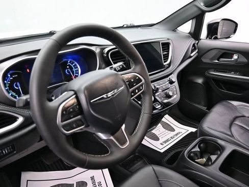 Used 2025 Chrysler Pacifica Select FWD image 24