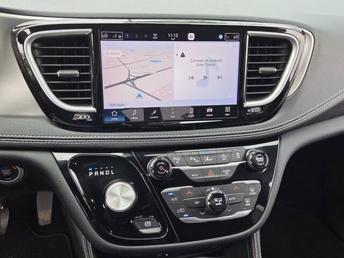 Used 2024 Chrysler Pacifica Limited w/ Uconnect Theater Family Group FWD image 19