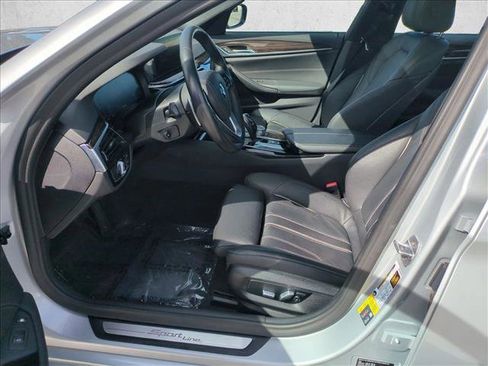 Used 2020 BMW 530e w/ Premium Package image 17