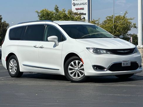 Used 2018 Chrysler Pacifica Touring-L Plus FWD image 2