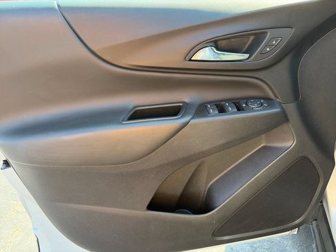 Used 2021 Chevrolet Equinox LT FWD image 16