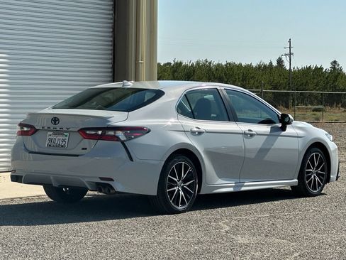 Used 2024 Toyota Camry SE FWD image 4