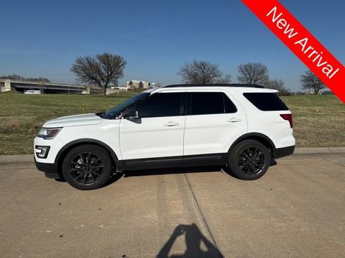 Used 2017 Ford Explorer XLT w/ Equipment Group 202A image 6