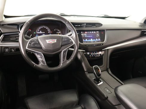 Used 2017 Cadillac XT5 Luxury FWD image 2