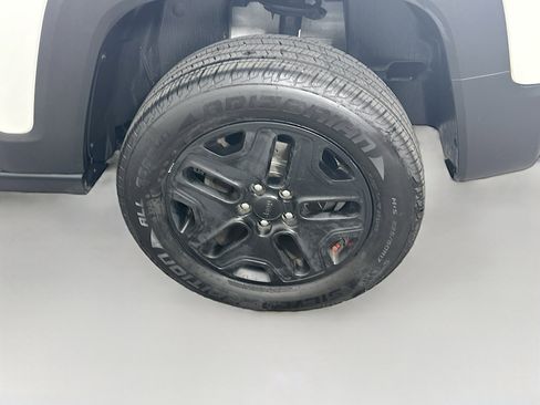 Used 2017 Jeep Renegade Trailhawk AWD/4WD image 11