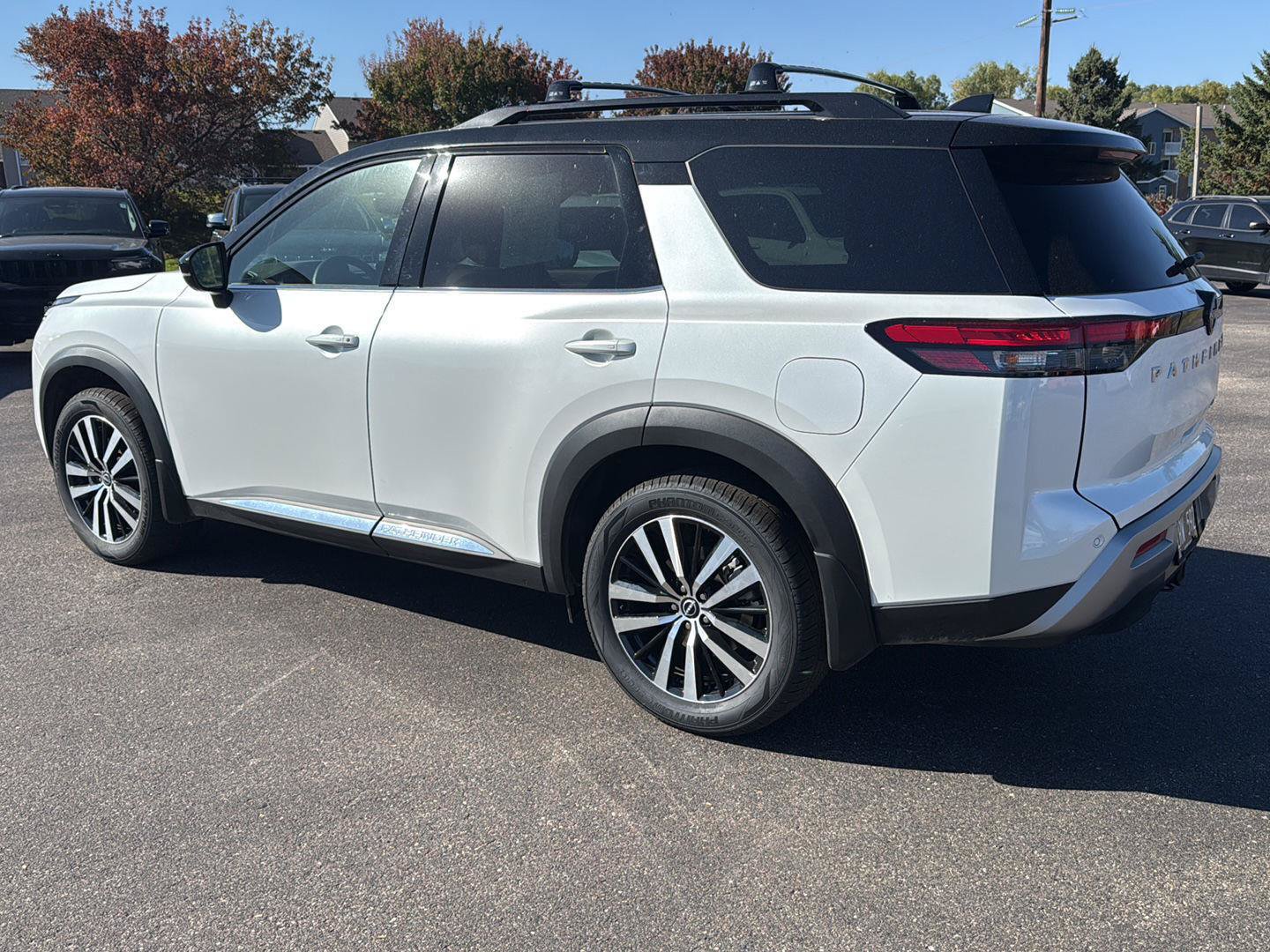 Used 2025 Nissan Pathfinder Platinum AWD/4WD image 3