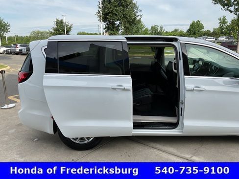 Used 2024 Chrysler Pacifica Touring-L FWD image 18