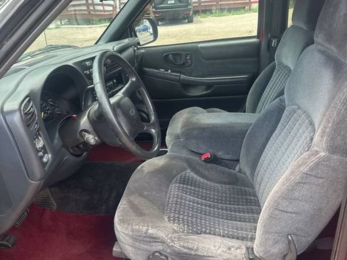 Used 2000 Chevrolet S10 Pickup LS w/ Preferred Equipment Group AWD/4WD image 2