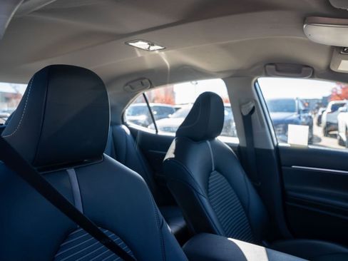 Used 2023 Toyota Camry SE image 12