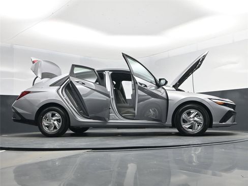 New 2026 Hyundai Elantra SE image 29