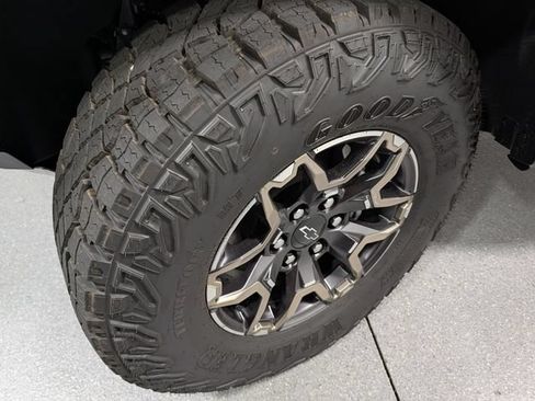 New 2026 Chevrolet Colorado ZR2 w/ Technology Package AWD/4WD image 11