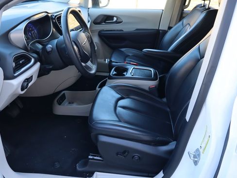 Used 2023 Chrysler Pacifica Touring-L FWD image 16