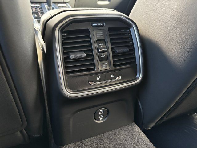Certified 2026 Porsche Macan AWD/4WD image 24