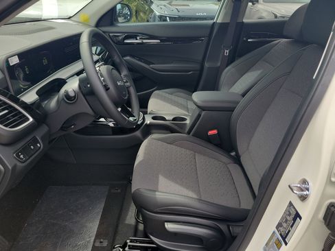 New 2026 Kia Seltos S FWD image 17